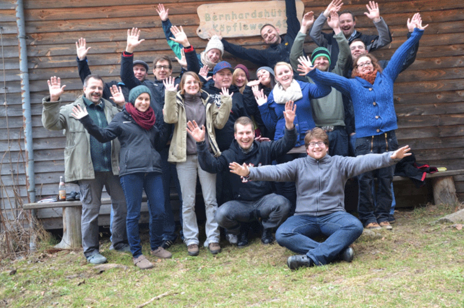Gruppenbild der Leiterrunde vor der Bernhardshütte