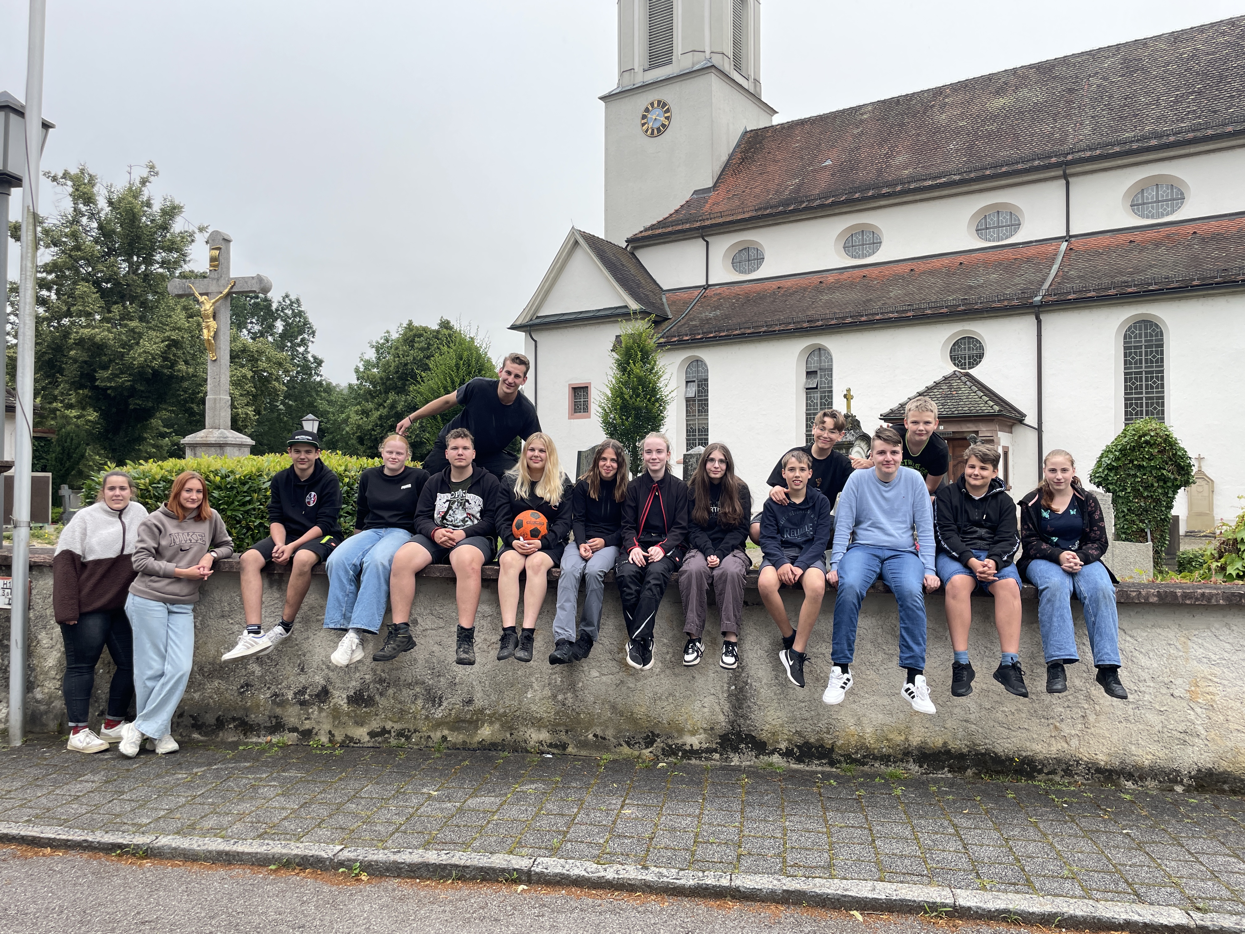 Pfadis vor der Kirche